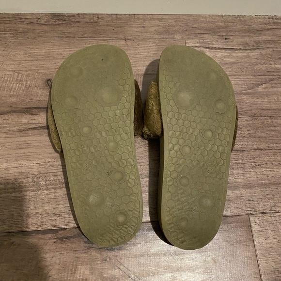 Size 8 Fenty X Puma Fur Slides in Army Green - Picture 3 of 4